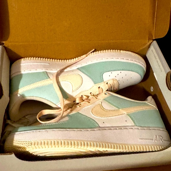NIKE Air Force 1 (GS 7Y)Women's 8.5) Jade Ice Guava Ice, NEW in Box - Picture 10 of 10